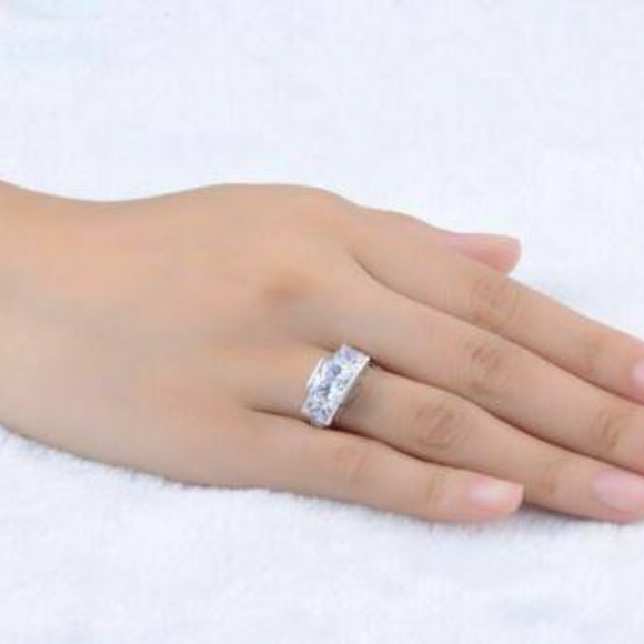 Three Stones CZ Engagement Ring Sz 6 - Picture 5 of 5